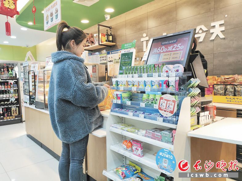 年轻消费者是光顾24小时便利店的主力军。长沙晚报全媒体记者刘捷萍 摄