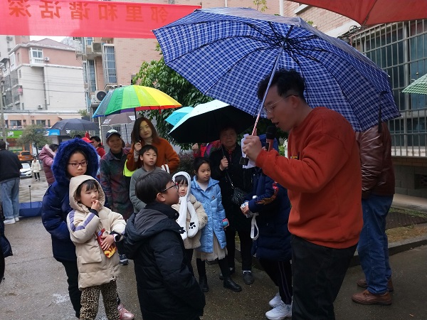 孩子们和主持人互动.jpg