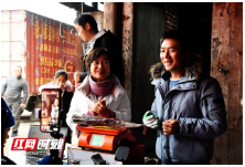 九官村民家门口销售农产品