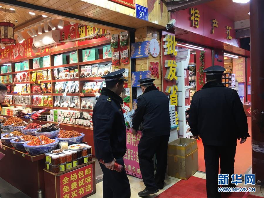 1月1日，长沙天心区坡子街的三名城管队员在辖区内开展执法检查。新华社记者 蔡潇潇 摄