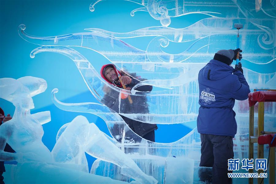 1月2日，选手在哈尔滨冰雪大世界内制作冰雕。新华社记者 王松 摄