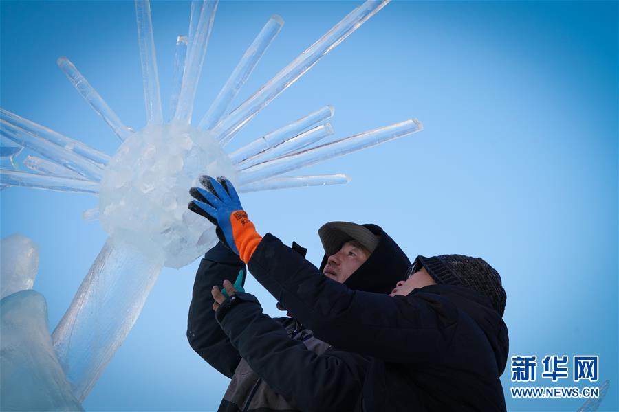 1月2日，选手在哈尔滨冰雪大世界内制作冰雕。新华社记者 王松 摄