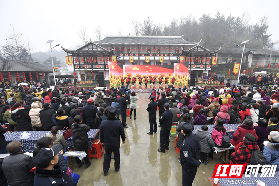 土家民俗过赶年 千人共飨年猪盛宴