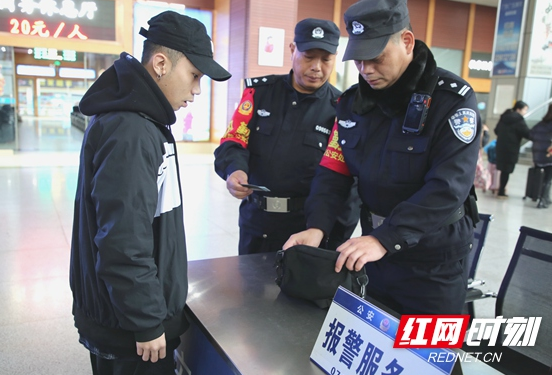 怀化：火车站民警加强安保力量迎春运