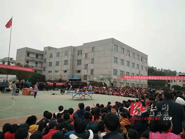 科技活动现场人山人海.gif