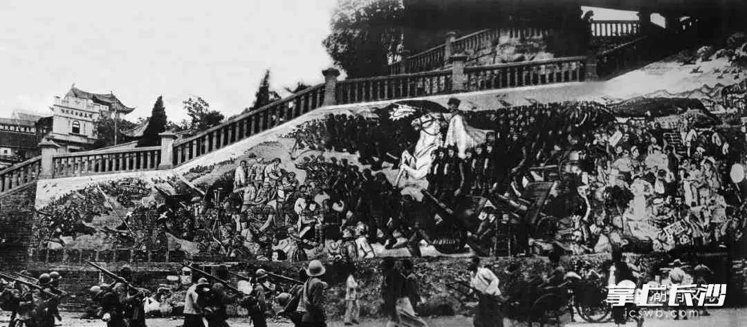 1938年,19岁的周令钊先生参加武汉黄鹤楼《全民抗战》壁画创作。湖南文联供图