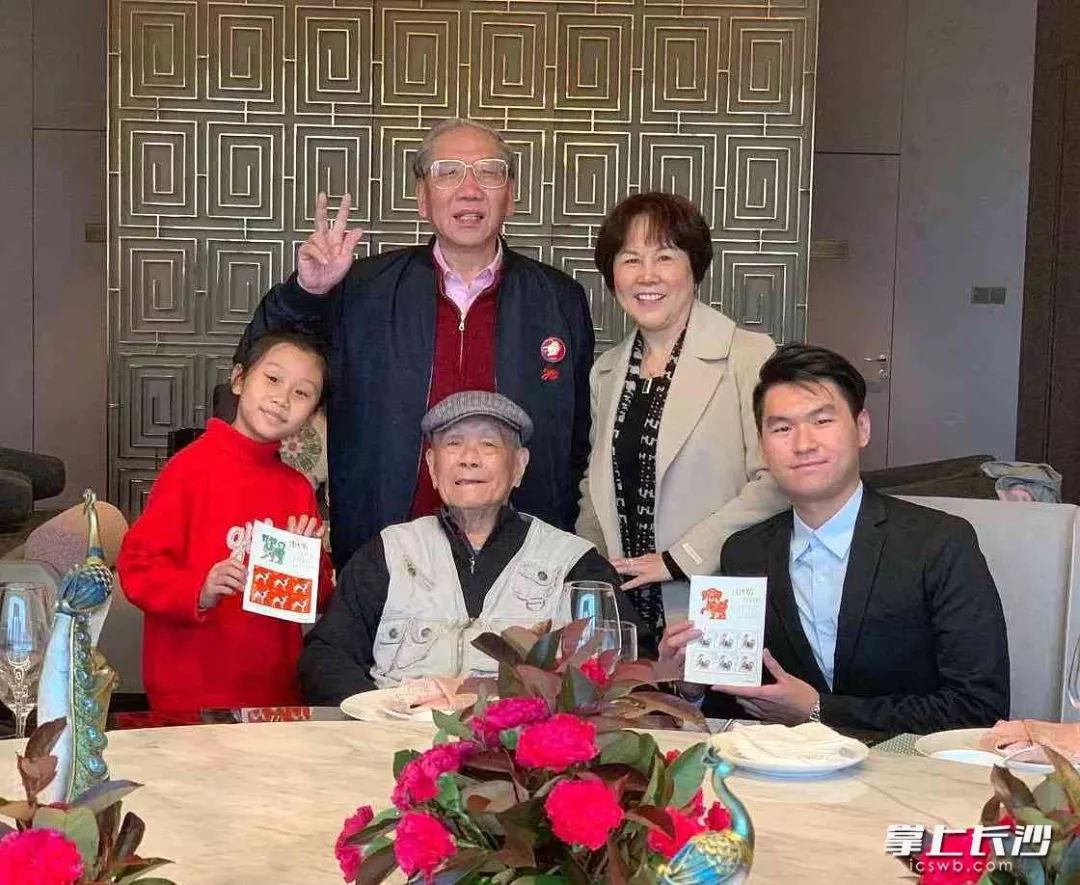 2019年10月27日,周令钊(前排中)回到长沙时,与长沙著名红色收藏家罗玉其(后排左一)合影。罗玉其 供图