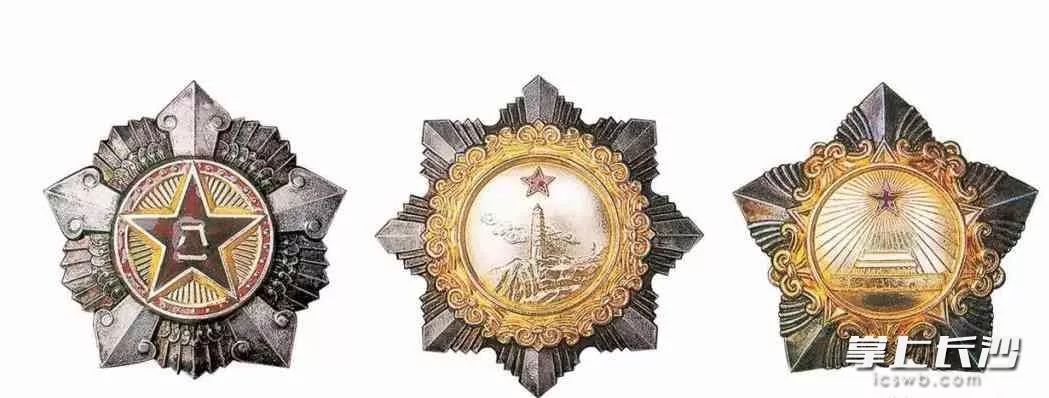 周令钊主笔设计并绘制荣誉纪念——八一勋章、独立自由勋章、解放勋章(陈若菊参与设计绘制)。湖南文联供图