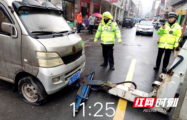 民警依法拖移“僵尸车”.jpg