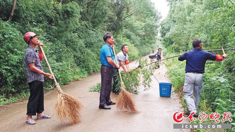 　　双江口镇率先在全域推进垃圾分类，村民群众积极参与人居环境提质行动。 张禹 黄榕 摄