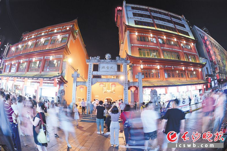 　　夜晚的火宫殿人头攒动。长沙晚报全媒体记者 邹麟 摄