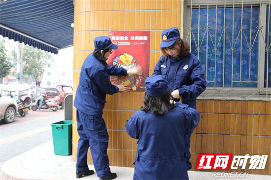 慈利小分队在街道张贴消防宣传挂图(1).jpg