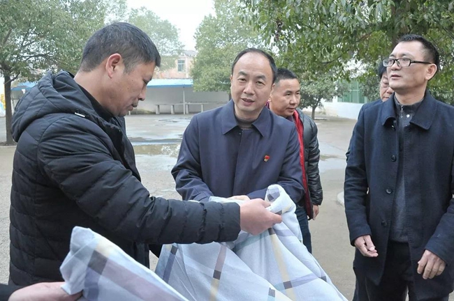 李小军到龙海镇走访慰问困难学生