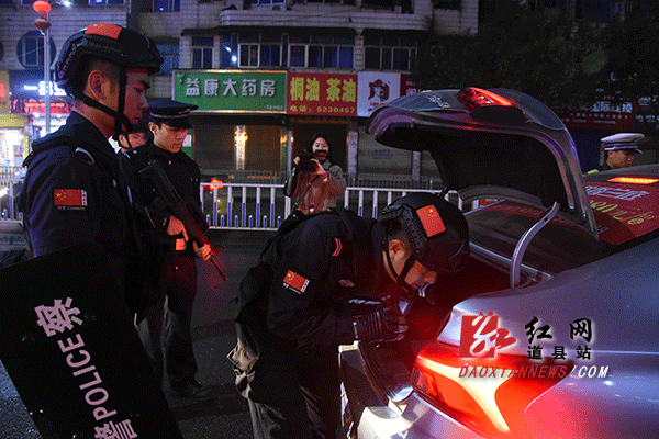 排查过往车辆.gif