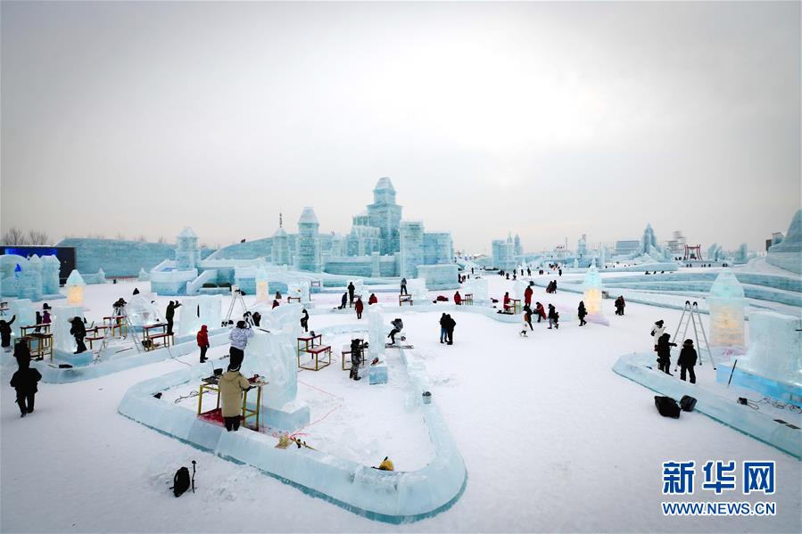 1月6日，参赛者在创作冰雕。 当日，第三十四届中国哈尔滨国际冰雕比赛在哈尔滨冰雪大世界园区开赛，来自9个国家的31支代表队的冰雕高手将为游客献上一场冰雕艺术盛宴。 新华社记者 王松 摄