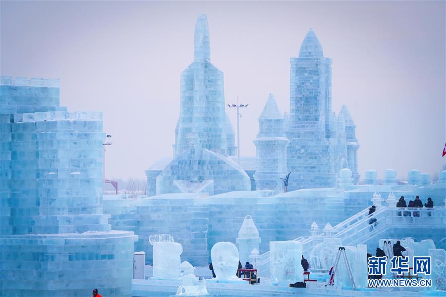1月6日，参赛者在创作冰雕。 当日，第三十四届中国哈尔滨国际冰雕比赛在哈尔滨冰雪大世界园区开赛，来自9个国家的31支代表队的冰雕高手将为游客献上一场冰雕艺术盛宴。 新华社记者 王松 摄