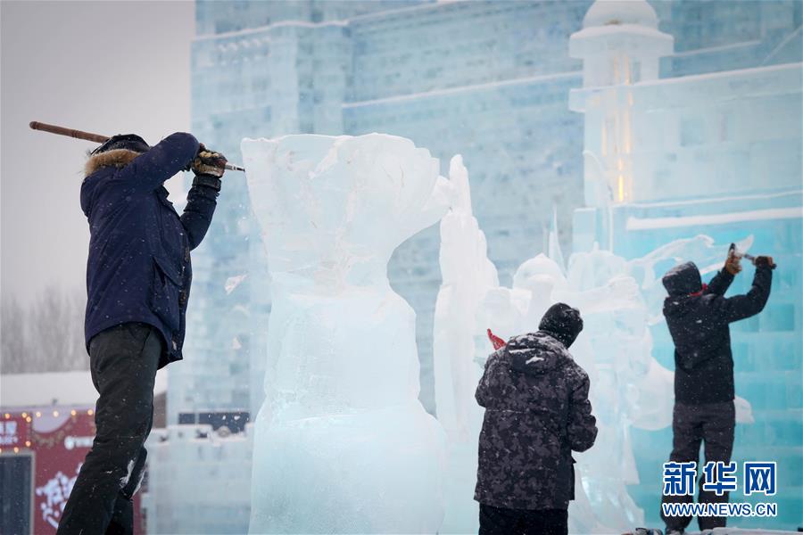 1月7日，参赛选手在进行冰雕创作。 当日，在哈尔滨冰雪大世界举行的第三十四届中国哈尔滨国际冰雕比赛进入第二天，各国参赛选手精心雕琢冰雕，尽显哈尔滨冬日“酷寒”之美。 新华社记者 王松 摄