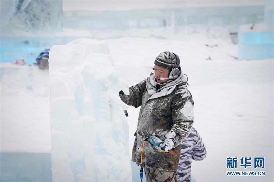 1月7日，参赛选手在进行冰雕创作。 当日，在哈尔滨冰雪大世界举行的第三十四届中国哈尔滨国际冰雕比赛进入第二天，各国参赛选手精心雕琢冰雕，尽显哈尔滨冬日“酷寒”之美。 新华社记者 王松 摄