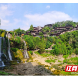文旅地标丨芙蓉镇：挂在瀑布上的千年古镇