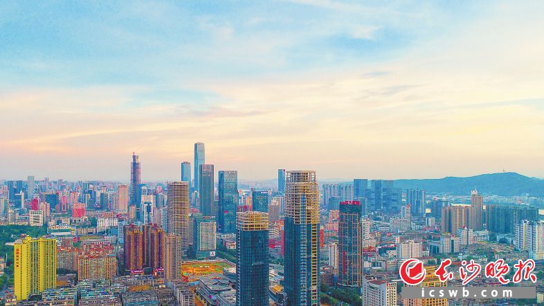 　　临近春节，长沙楼市不少纯新盘项目计划开盘，抢搭2020年置业“早班车”。 长沙晚报全媒体记者 邹麟 摄