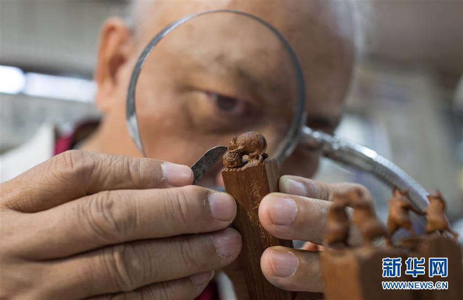 1月7日，台湾毫芒雕刻家陈逢显在新北市工作室里创作微雕作品。新华社记者 金立旺摄