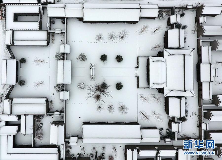 这是1月7日拍摄的太原古县城（无人机照片）。 当日，山西省太原市迎来降雪，雪后的太原古县城银装素裹，美景如画。太原古县城是晋阳古城遗址的一部分，因其整体格局如同振翅高翔的凤凰，也被称为“凤凰城”。 新华社记者 曹阳 摄