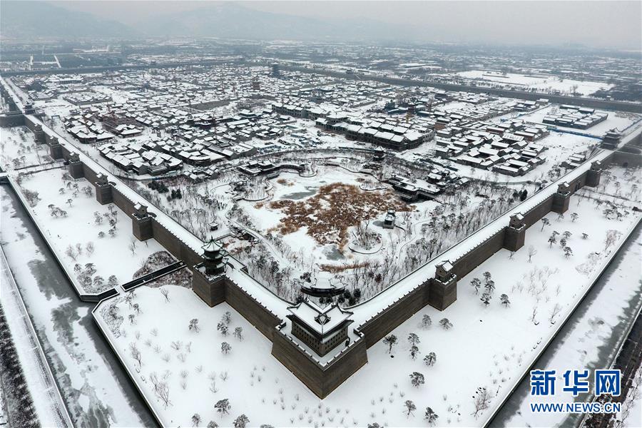 这是1月7日拍摄的太原古县城（无人机照片）。 当日，山西省太原市迎来降雪，雪后的太原古县城银装素裹，美景如画。太原古县城是晋阳古城遗址的一部分，因其整体格局如同振翅高翔的凤凰，也被称为“凤凰城”。 新华社记者 曹阳 摄