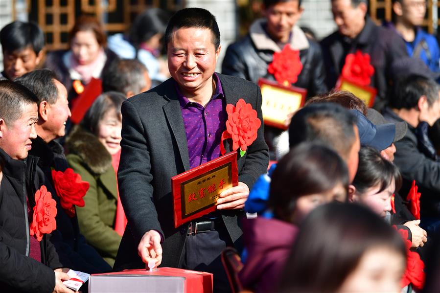 1月7日，村民尹新平在分红大会上领到“致富能手奖”。 新华社记者 陈斌 摄