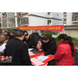 怀化市麻阳县书法家协会免费书写对联赠给贫困户