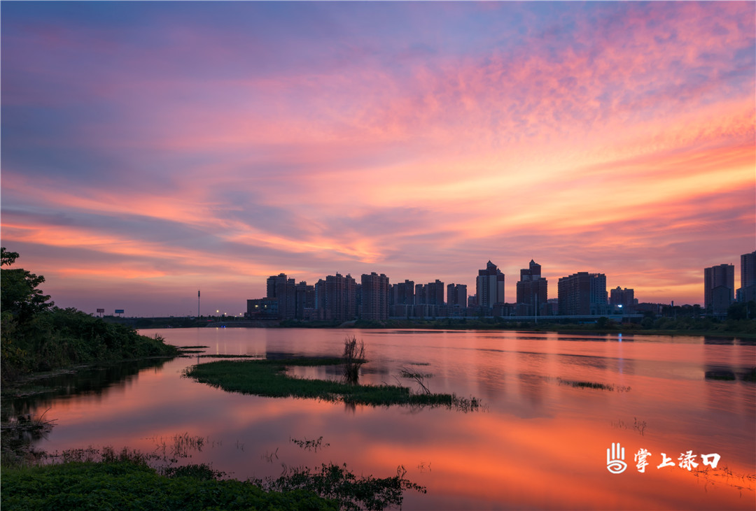 【图：咏洲 文：刘慧】 
傍晚，天空被夕阳染上了绯红色倒映在湖面上，就像心上那一片梦境一样。