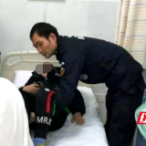 【身边暖警】小男孩晕倒路边 巡逻民警及时救助