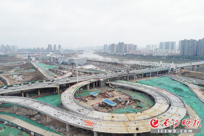 　　1月7日，东二环鸭子铺立交桥梁主体工程全线贯通，预计今年上半年可完工通车。长沙晚报全媒体记者 余劭劼 摄
