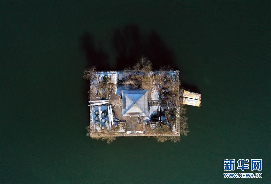 1月8日拍摄的济南大明湖上的湖心岛（无人机照片）。 当日，济南雪霁初晴，美不胜收。 新华社记者 朱峥 摄