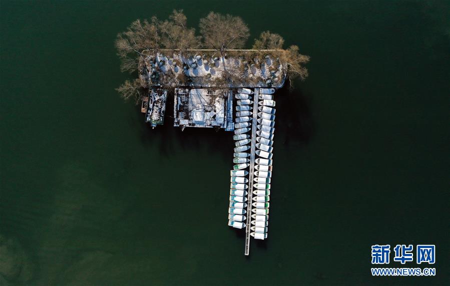 1月8日拍摄的济南大明湖上的游船码头（无人机照片）。 当日，济南雪霁初晴，美不胜收。 新华社记者 朱峥 摄