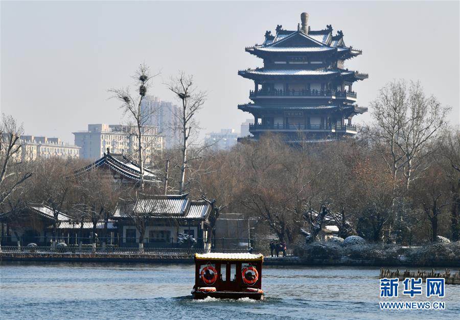 1月8日，游客在济南大明湖上乘船游玩。 当日，济南雪霁初晴，美不胜收。 新华社记者 朱峥 摄