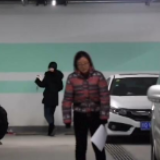 期末有多拼！大学生“攻占”地下车库背书