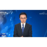 八旬老人被压车底 众人抬车救人