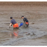 视频|老人深陷泥潭 消防员“拔萝卜”救出