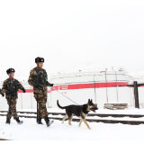 战风雪斗严寒恪尽职守：武警官兵雪中坚守确保安全