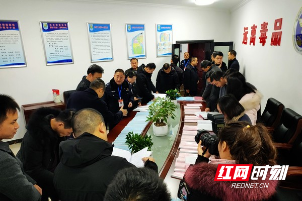 与会人员在红云街道社区禁毒站参观学习.jpg