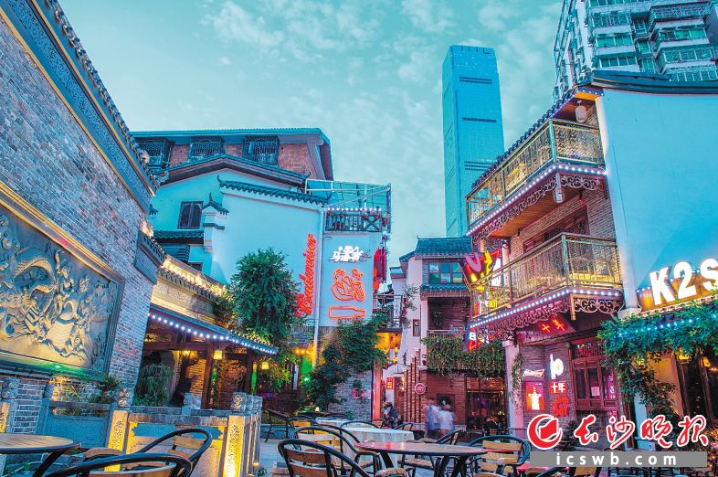 夜色下的化龙池街巷格外迷人。 长沙晚报全媒体记者 邹麟 摄