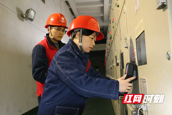 电力员工在110千伏龙港变电站对开关柜进行检测 蔡虹摄.JPG