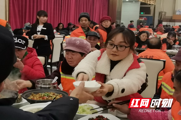 志愿者贴心服务，为环卫工人添饭。.jpg