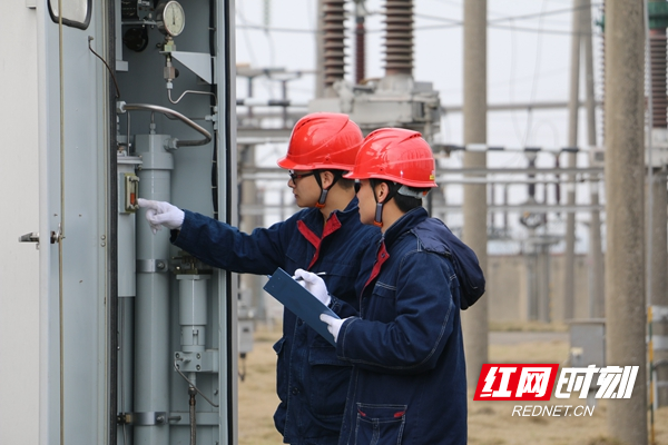 电力员工在220千伏铁山变电站检查断路器机构油压 钟显摄.JPG