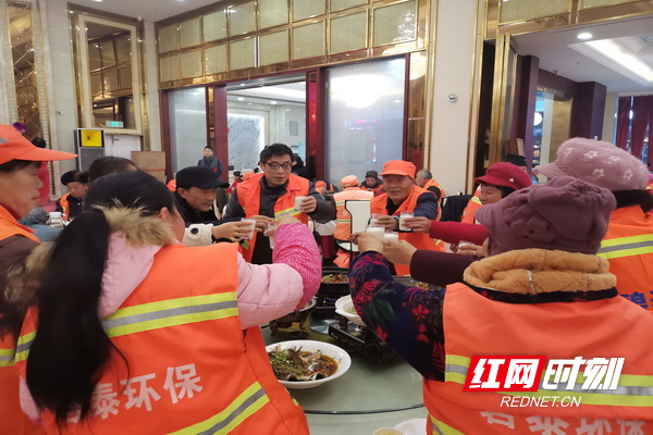 日复一日，年复一年。环卫工人们难得有机会坐在一起吃饭。环卫工人们互道祝福、相互碰杯，满满的幸福写在每个人的脸上。.jpg
