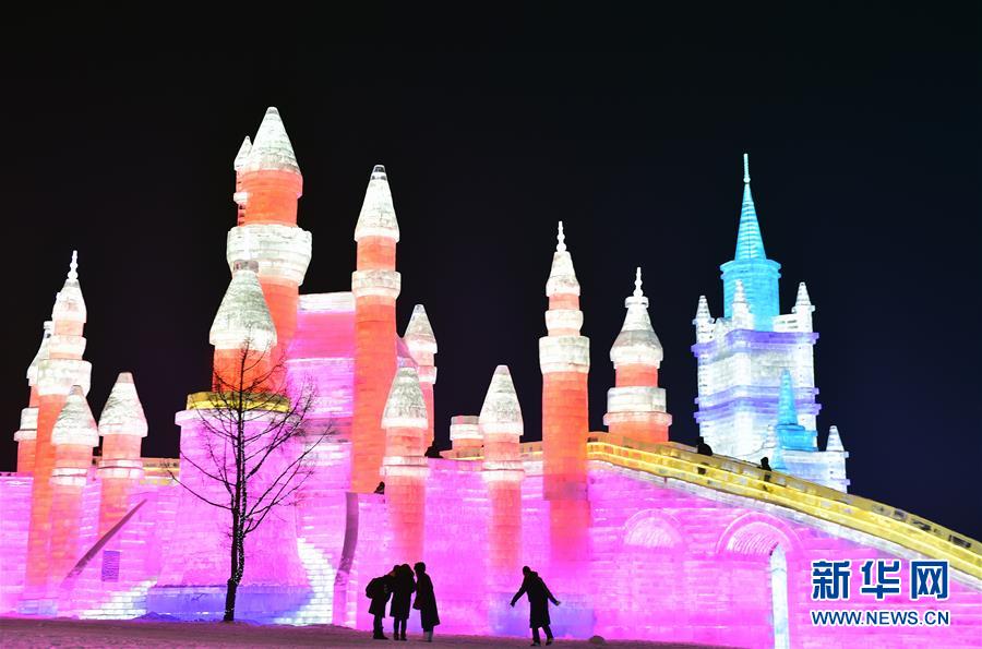 1月9日，游客在长春冰雪大世界园区内游玩。新华社记者林宏摄