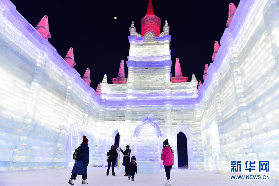 1月9日，游客在长春冰雪大世界园区内游玩。 新华社记者林宏摄