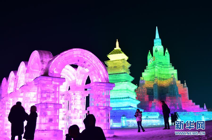 1月9日，游客在长春冰雪大世界园区内游玩。 新华社记者林宏摄