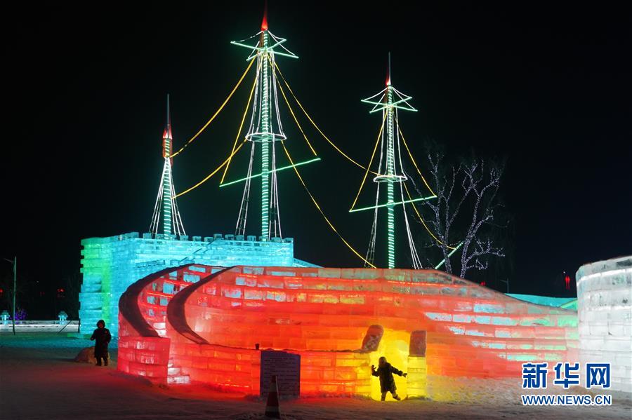 1月9日，游客在长春冰雪大世界园区内游玩。新华社记者（王乙杰 摄）