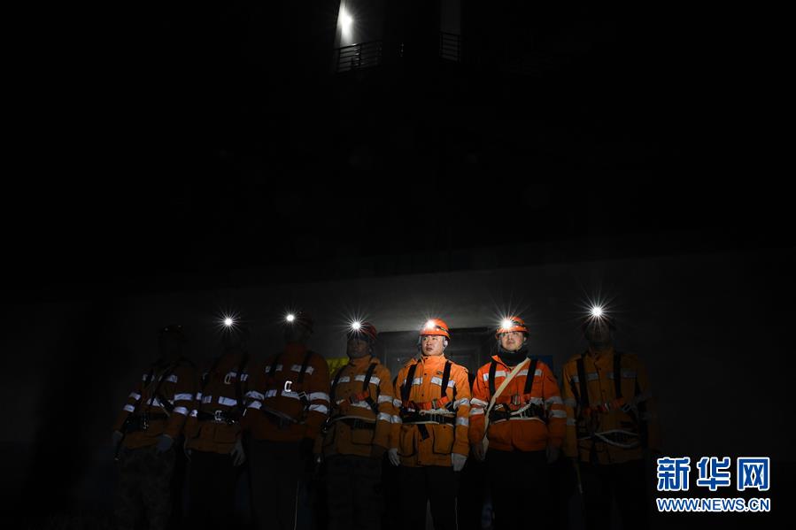 1月10日凌晨，桥隧工准备进入作业区。 新华社记者 张端 摄
